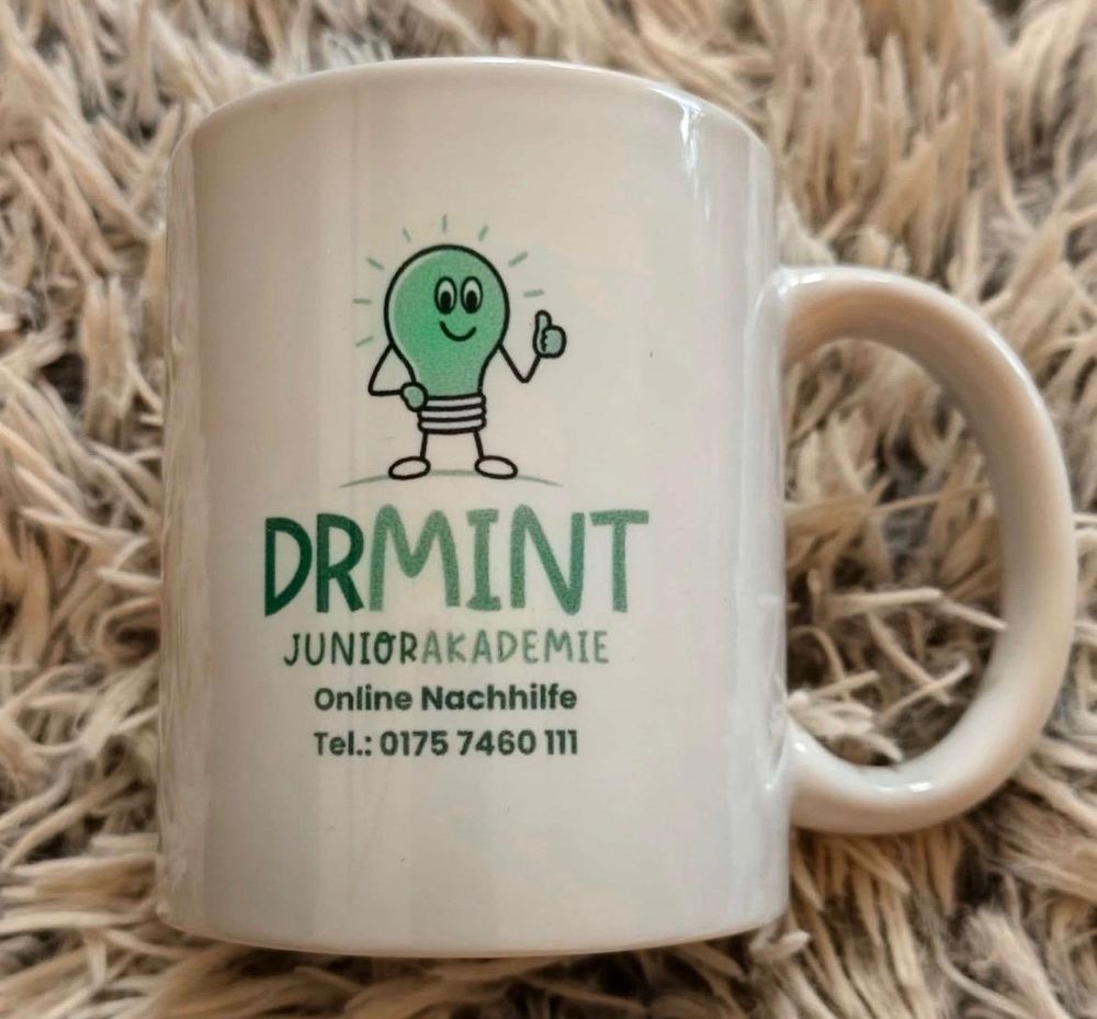Dr.-Mint-Tasse mit Glühbirnen-Logo der Juniorakademie